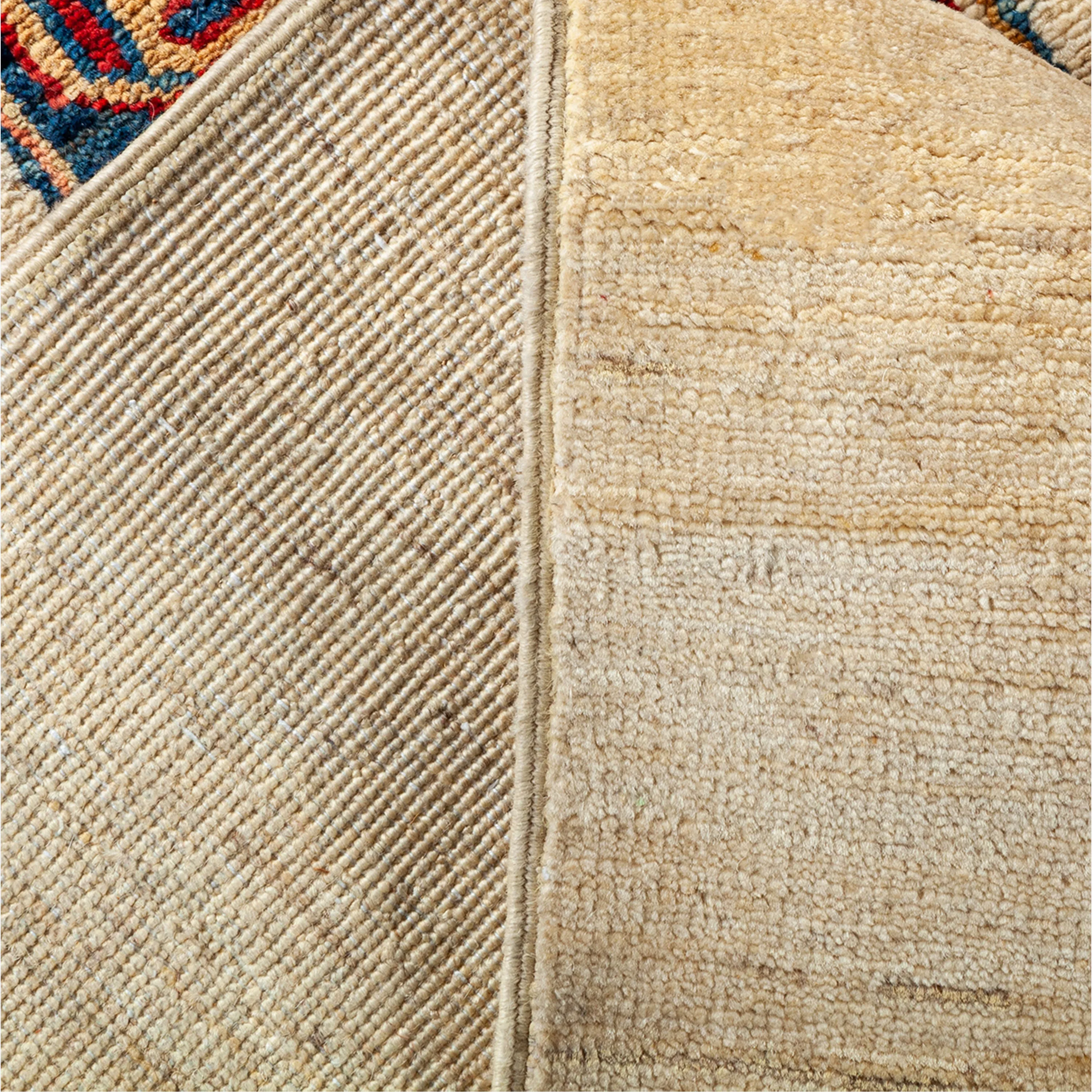 Ivory Traditional Wool Rug - 4' 10" x 6' 7"