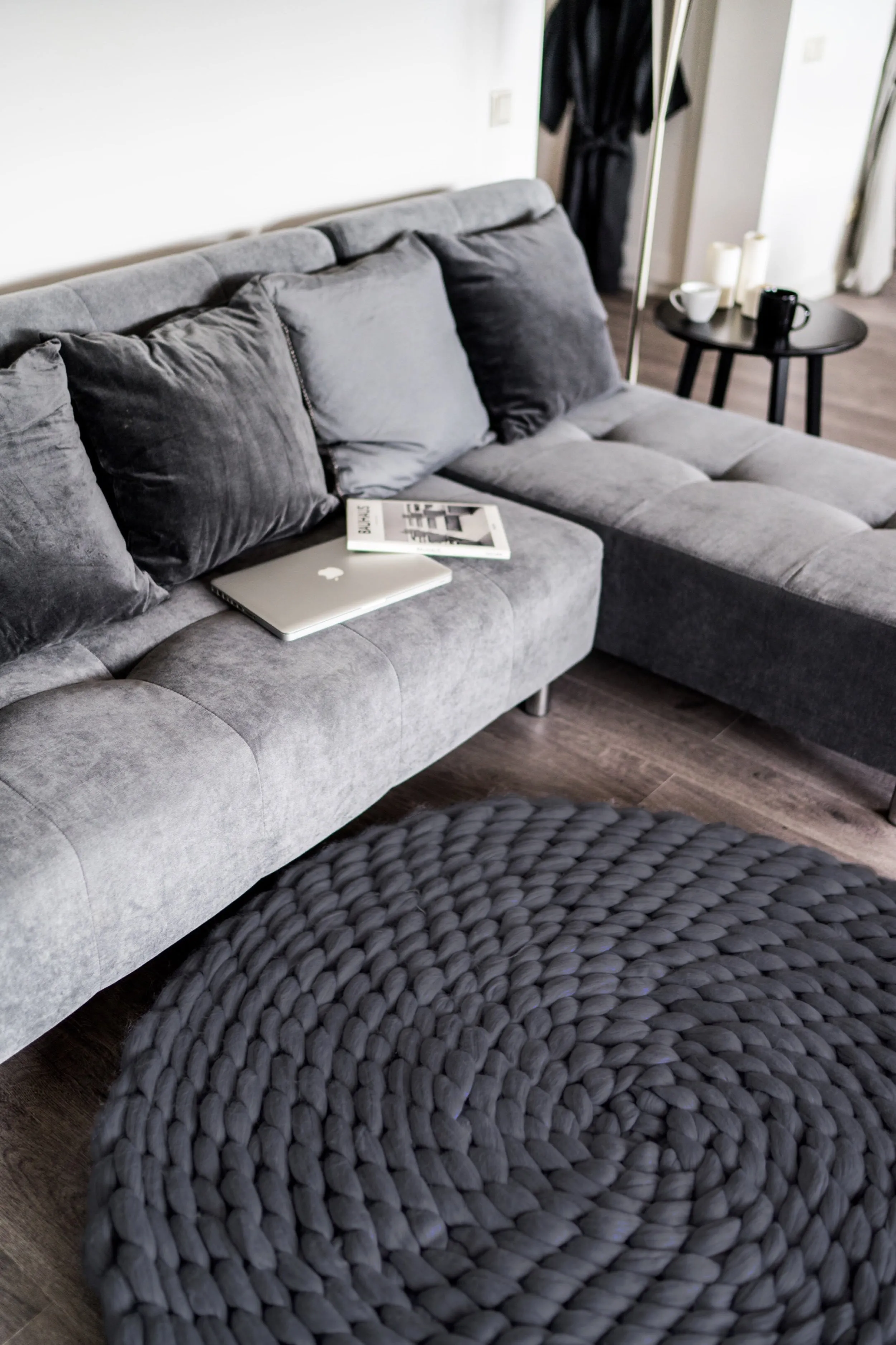 Medium round rug d=40” (100 cm)