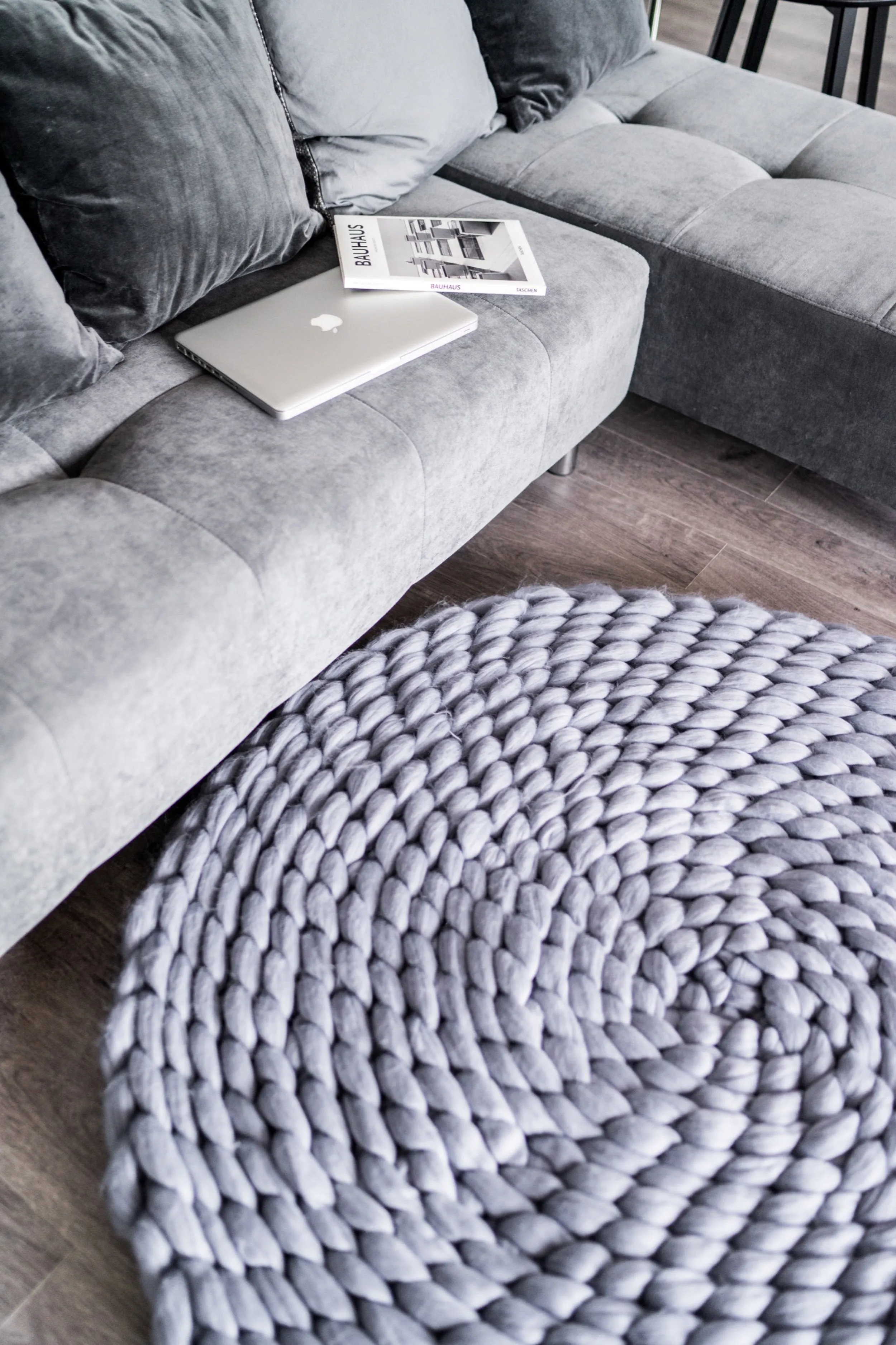 Medium round rug d=40” (100 cm)